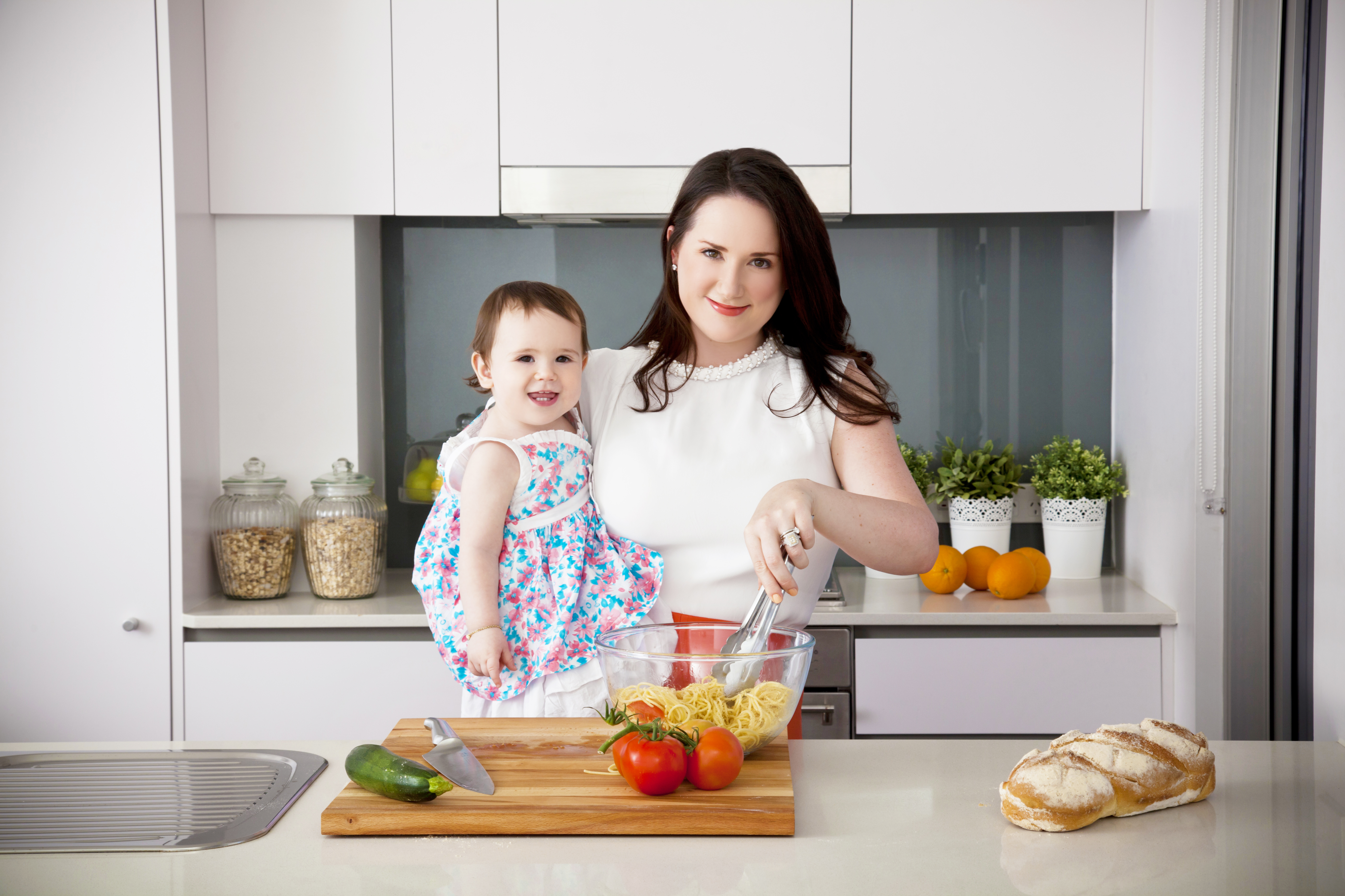 Питание мамы после родов. Женщина с ребенком на кухне. Мама с ребенком на кухне. Фотосессия на кухне. Кухня для детей.